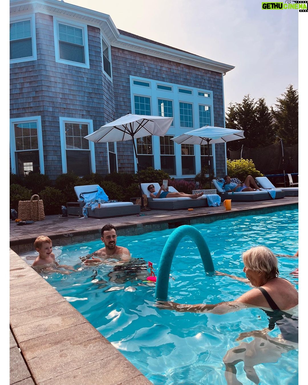 Lodovica Comello Instagram - 1. New 👙 new 👒 2. Jugando con Babu 3. Il primo di molti gelati da Carvel 4. La calma prima dell’asado 5. Esiste qualcuno di più bello di Meg Ryan in You’ve got email? Southampton , New York