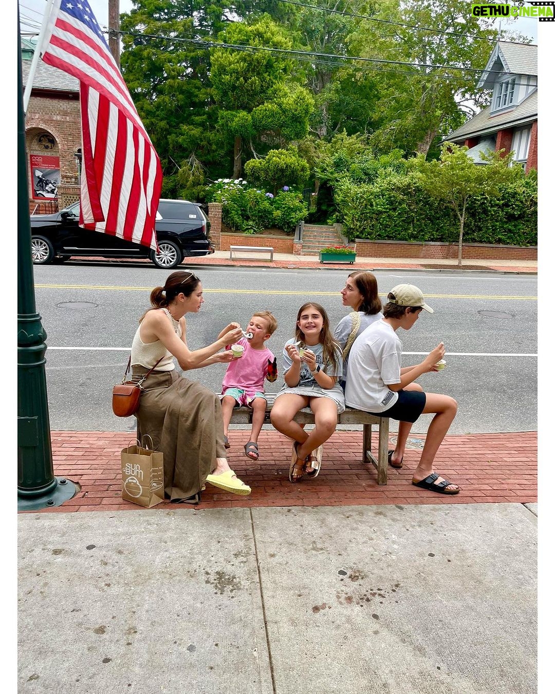 Lodovica Comello Instagram - 1. New 👙 new 👒 2. Jugando con Babu 3. Il primo di molti gelati da Carvel 4. La calma prima dell’asado 5. Esiste qualcuno di più bello di Meg Ryan in You’ve got email? Southampton , New York