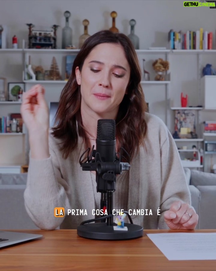 Lodovica Comello Instagram - Ah, le vacanze. Una volta erano sinonimo di svago. Ora sono solamente… materiale nuovo per #lasciugona 😅 Ne parliamo nell’episodio di mercoledì!