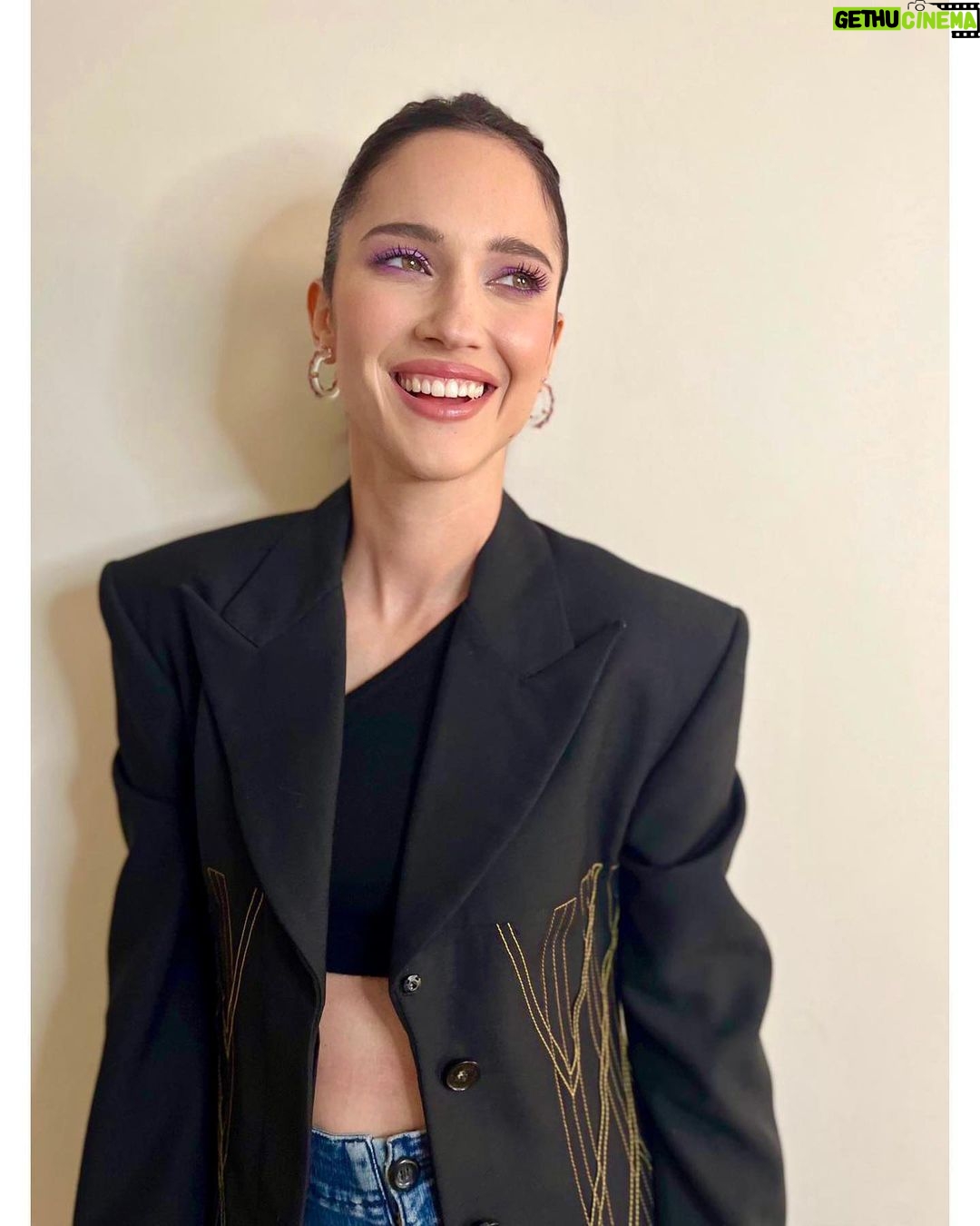 Lodovica Comello Instagram - Fuorisalone con @cosmopolitan_it 💜🌸 grazie a chi è passato!! Grazie: @terryterry82 MUA @samanta_pardini styling Thanks @stellamccartney blazer @motherdenim jeans @nalishop_italy jewels Milan, Italy