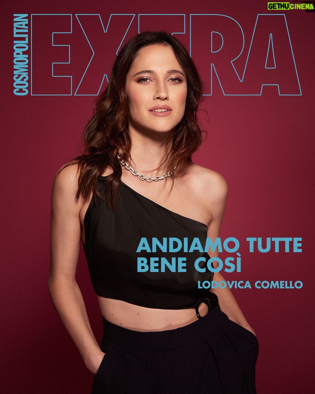 Lodovica Comello Instagram - Si continua a imparare in ogni momento della propria vita, anche a 33 anni da un figlio piccolo che cammina per casa e da un matrimonio che ogni giorno porta alla scoperta di sé. Le esperienze lavorative, poi, sono un viaggio alla ricerca della propria identità e @lodocomello lo sa bene: a partire dall'Asciugona, il podcast sulla maternità oggi alla sua quarta stagione, al doppiaggio di Trolls 3, la conduttrice e attrice ha lavorato per far sentire tutti più unici e meno sbagliati. È questo il messaggio del film firmato Dreamworks in cui la conduttrice e attrice presta la sua voce alla protagonista Poppy, che trasforma l'esuberanza nell'unico modo per farsi rispettare da tutti. Con Lodovica Comello abbiamo parlato delle differenze che contano e del perché in realtà andiamo tutte bene, su Cosmopolitan.it «La cosa che mi spaventa di più per le nuove generazioni sono i finti modelli imposti dai social che non rispecchiano la realtà ma che ti fanno credere in tutt'altro, come se i social fossero l'unica realtà visibile» ✨ @lodocomello è il volto di Cosmopolitan Extra, il nostro format dedicato a raccontare il backstage dal mondo dello spettacolo 🎤
Foto @cosimobuccolieri Stylist @samanta_pardini Outfit @StellaMccartney Hair and make up @terryterry82 Intervista @marti.moz Editor in Chief @laviniafarnese #cosmopolitanextra