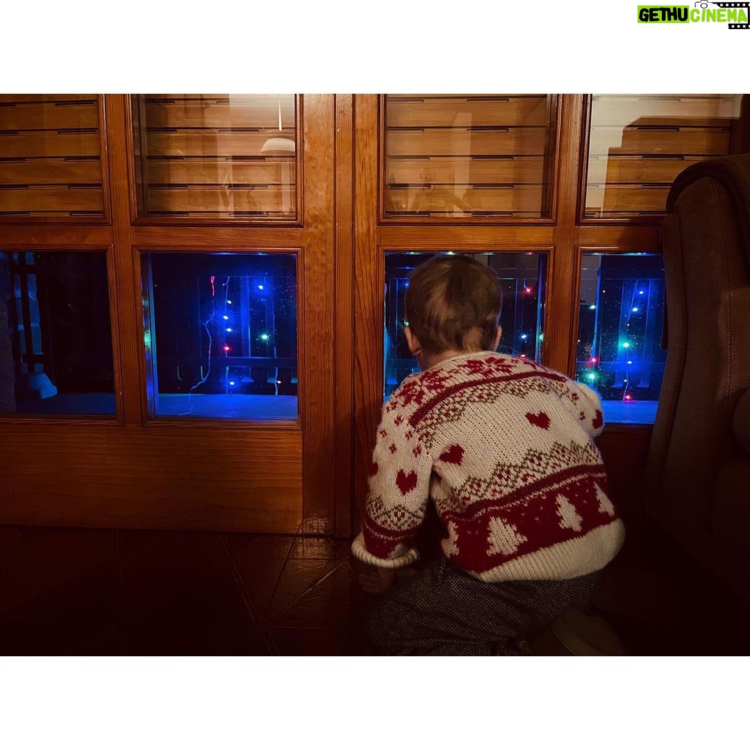 Lodovica Comello Instagram - Mi ricordo che facevo la stessa identica cosa. A casa della nonna spiavo il cielo da sotto la serranda, in silenzio e col batticuore, sperando di veder passare Babbo Natale ✨ Magia che si tramanda e si conserva