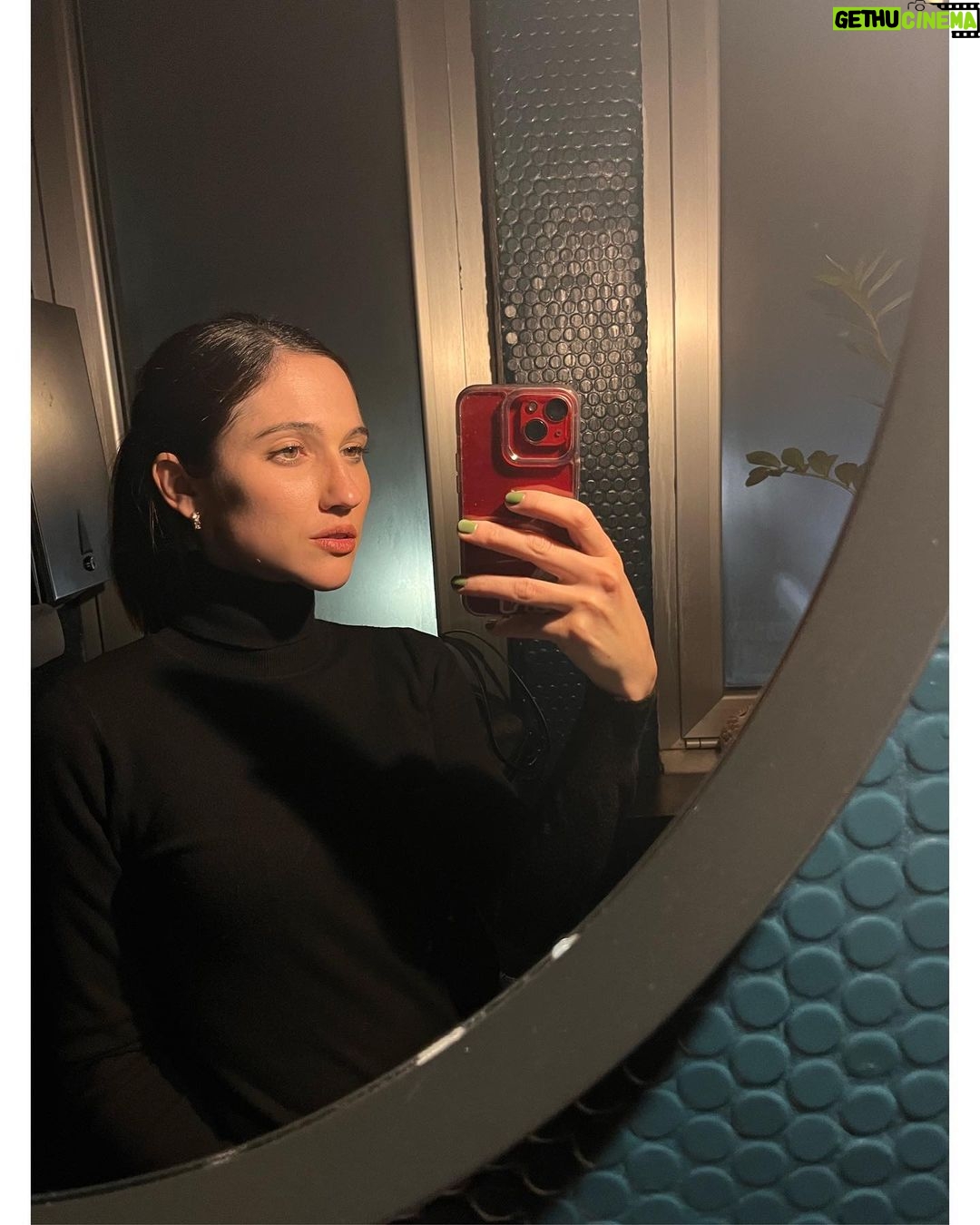 Lodovica Comello Instagram - A volte è solo questione di toilette ✨ Carico Milano