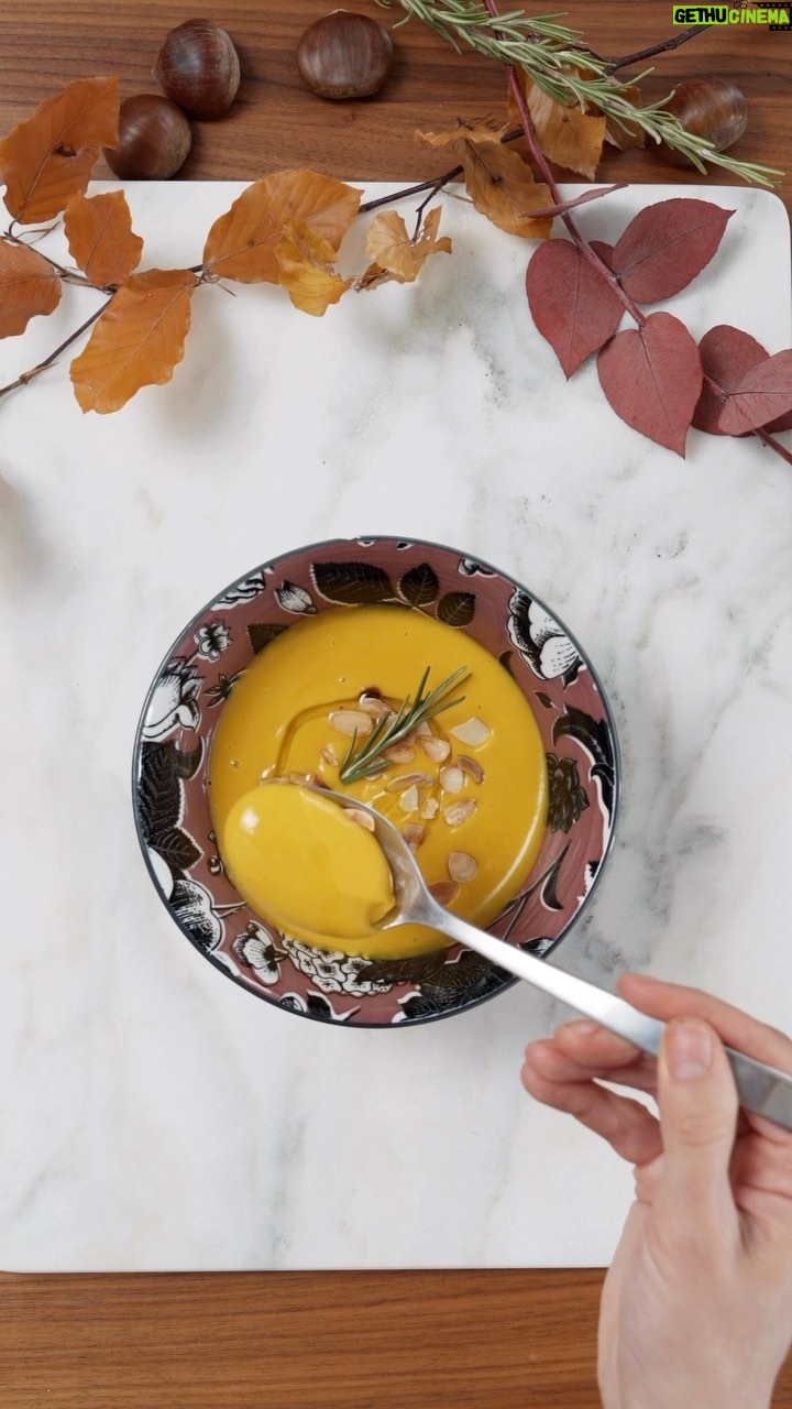 Lodovica Comello Instagram - Ed ecco a voi una ricetta di vellutata che vi farà commuovere e piangere, dalla bontà… e nel mio caso anche dalla piccantezza (ho un pelo esagerato col peperoncino🥵🌶️😅) Seguite questi passaggi assieme a Nutribullet e sentite che cremosità! @nutribullet.italia #adv #NonFrullartiFrulla #nutribullet #nutribulletitalia Milan, Italy