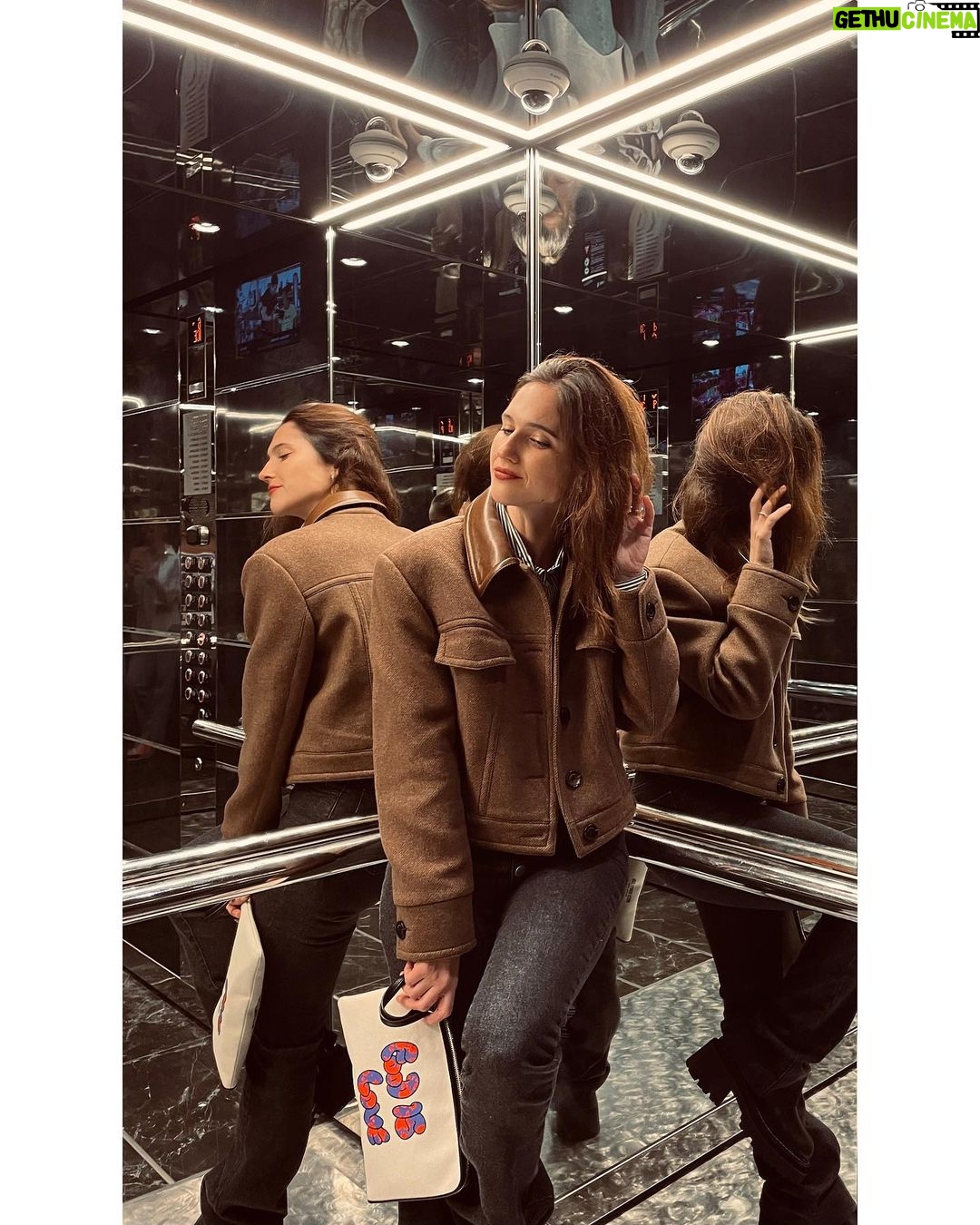 Lodovica Comello Instagram - #tbt al mio posto del cuore sulla nave: l’ascensore 🥹 Mi sparavo certe pose che Madonna scanzate proprio. Ma non ero l’unica…….. . . . Thanks @sandroparis per avermi accompagnato anche in mezzo al mar 🌊 #supplied