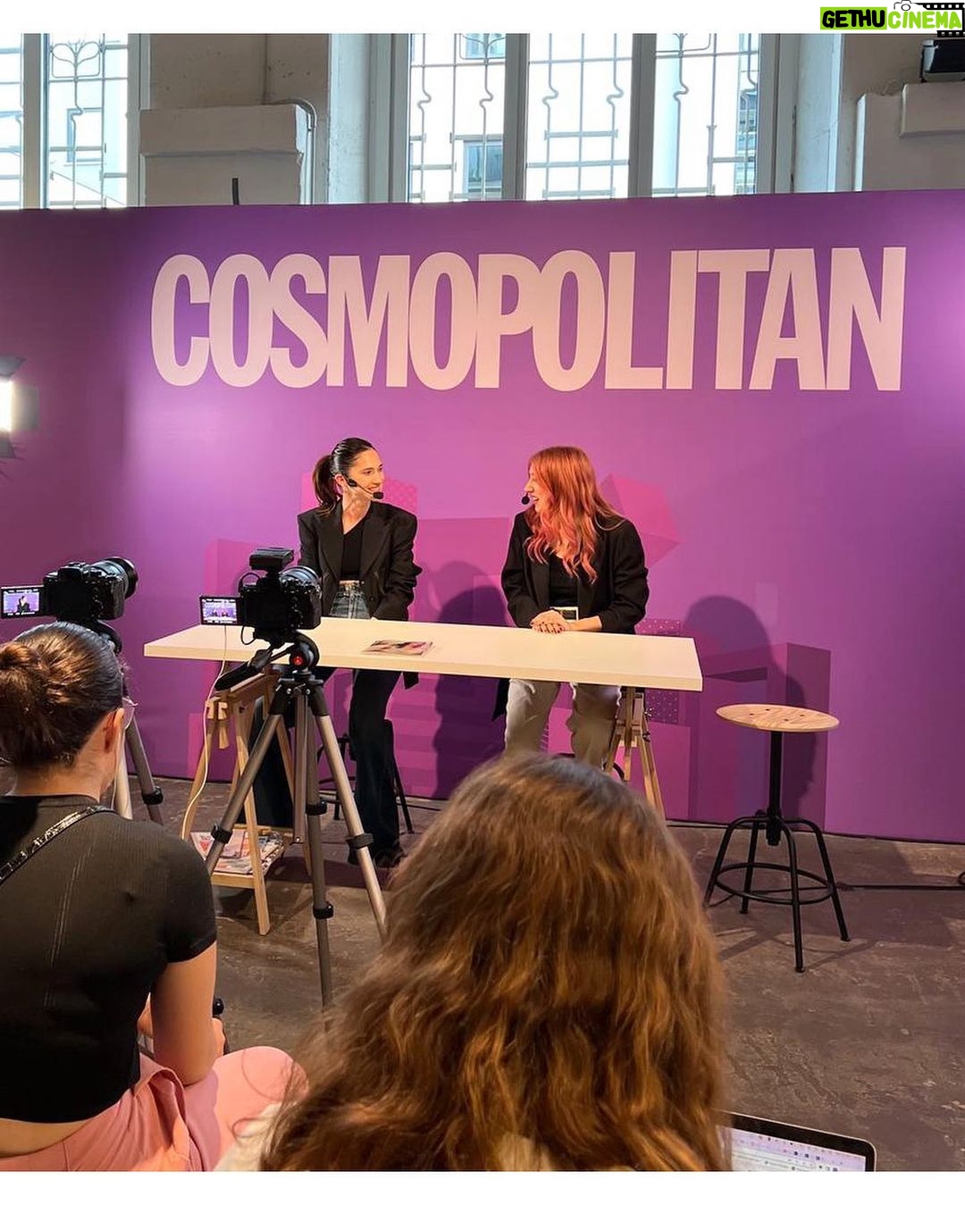 Lodovica Comello Instagram - Fuorisalone con @cosmopolitan_it ππΈ grazie a chi Γ¨ passato!! Grazie: @terryterry82 MUA @samanta_pardini styling Thanks @stellamccartney blazer @motherdenim jeans @nalishop_italy jewels Milan, Italy