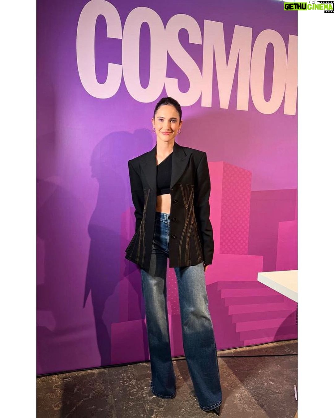Lodovica Comello Instagram - Fuorisalone con @cosmopolitan_it ππΈ grazie a chi Γ¨ passato!! Grazie: @terryterry82 MUA @samanta_pardini styling Thanks @stellamccartney blazer @motherdenim jeans @nalishop_italy jewels Milan, Italy
