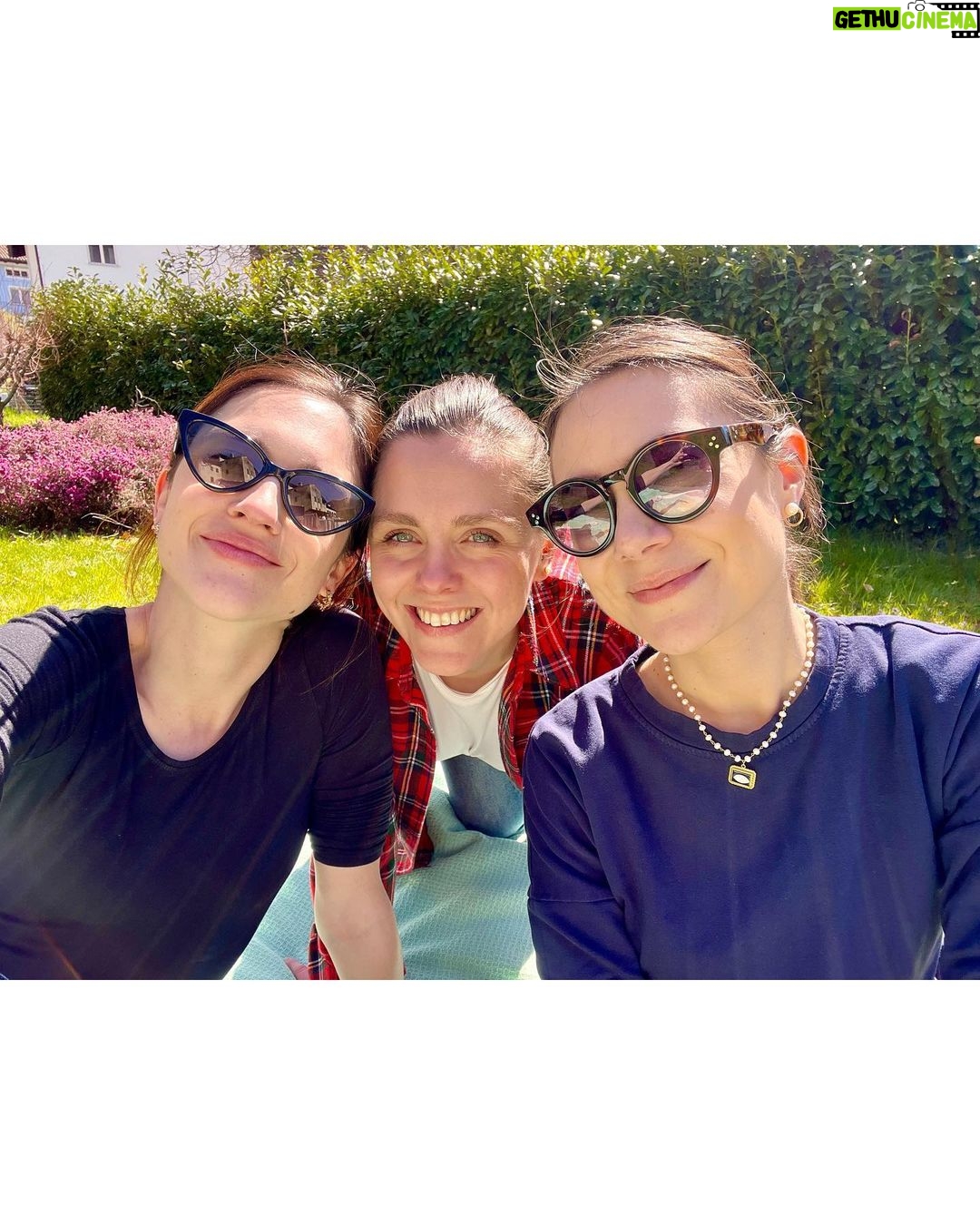 Lodovica Comello Instagram - Non ho contato quante uova di cioccolato ho mangiato negli ultimi 2 giorni, ma conto di fare il conteggio dei brufoli domani e di farvelo sapere! Non state in pensiero 🫶🏻 Che bello chillare in Carnia 💛🌼 Grazie @vnt_str per l’ospitalità! Paluzza