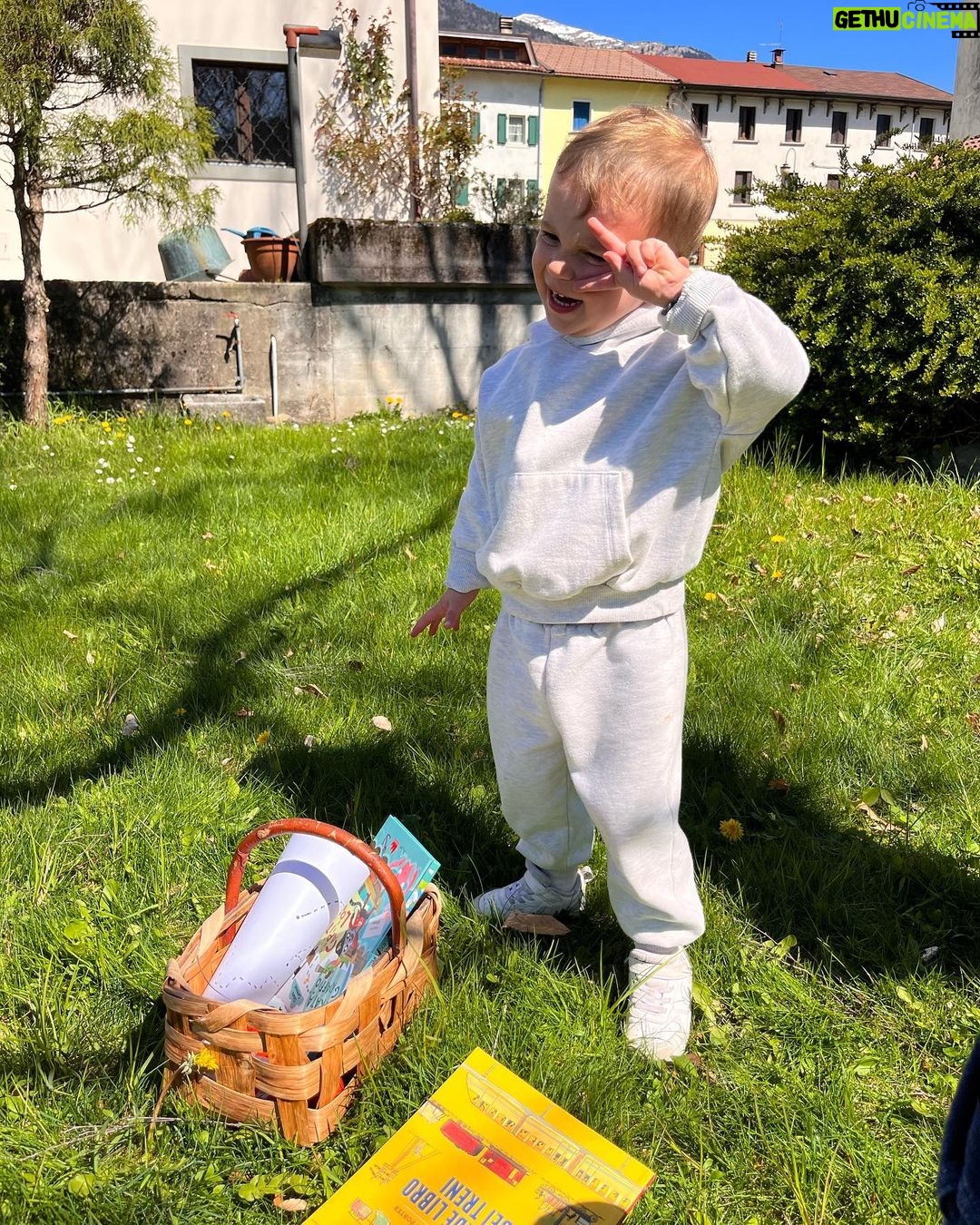 Lodovica Comello Instagram - Non ho contato quante uova di cioccolato ho mangiato negli ultimi 2 giorni, ma conto di fare il conteggio dei brufoli domani e di farvelo sapere! Non state in pensiero 🫶🏻 Che bello chillare in Carnia 💛🌼 Grazie @vnt_str per l’ospitalità! Paluzza