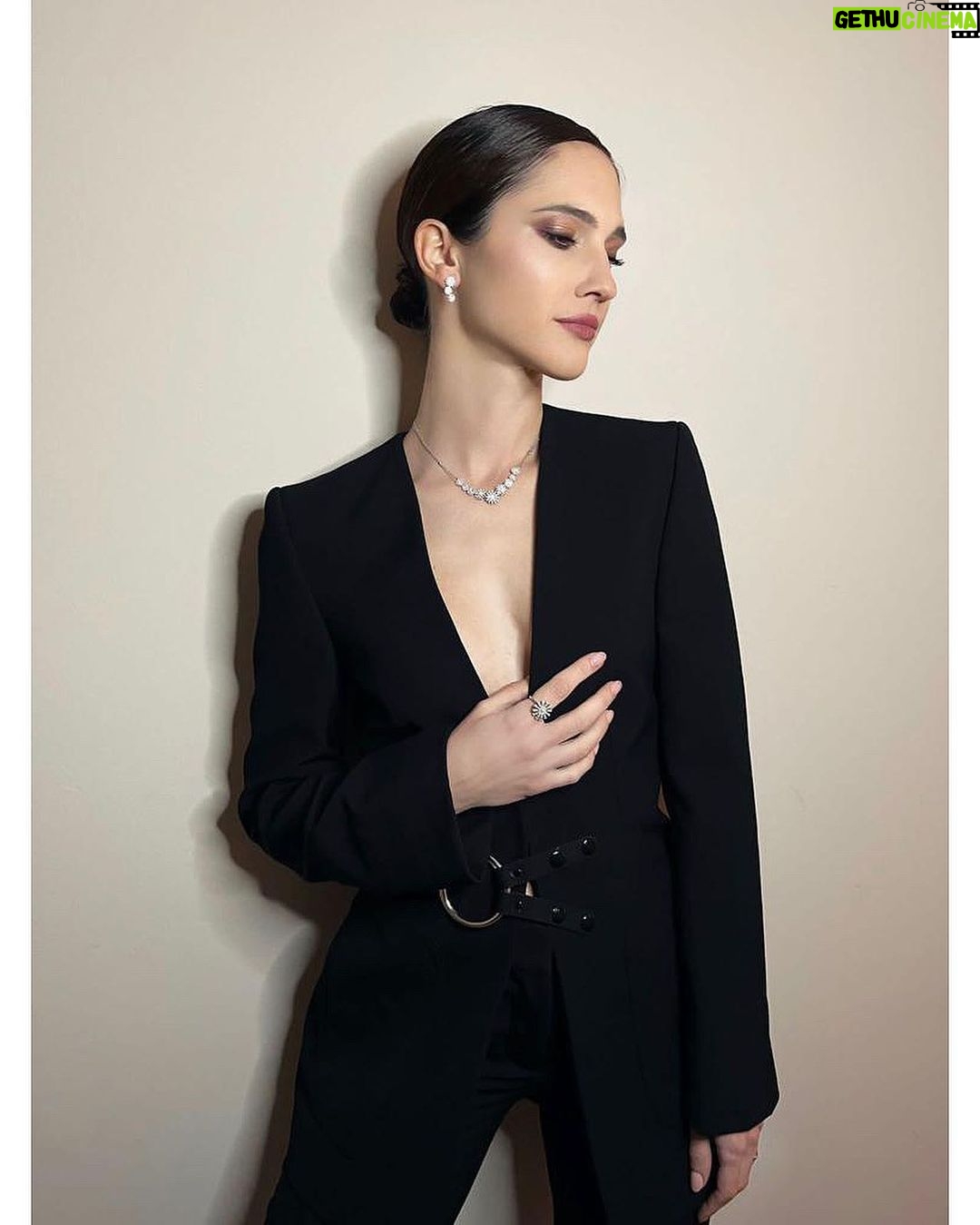 Lodovica Comello Instagram - #WhatIWore at #WeEmbraceAwards ✨✨ Thanks to: @samanta_pardini @damianiofficial jewels @stellamccartney total look @gianvitorossi shoes & @terryterry82 makeup + hair Nell’ultima foto mi vedete con una pochette un po’ ingombrante, infatti ho optato poi per una più piccola argentata. 🫶🏻 Excelsior Hotel Gallia, a Luxury Collection Hotel, Milan