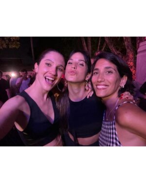Lodovica Comello Instagram - A Buenos Aires ho vissuto gli anni più incredibili della mia vita, e la città così come le persone le ho tatuate indelebili sotto la pelle 🌸 
Che bella che sei, Argentina. Che belli che sono i miei amici. 

En Buenos Aires viví los años más increíbles de mi vida, y tanto la ciudad como la gente las tengo tatuadas permanentemente bajo la piel 🌸 
Que linda sos, Argentina. Que lindos que son mis amigos.
