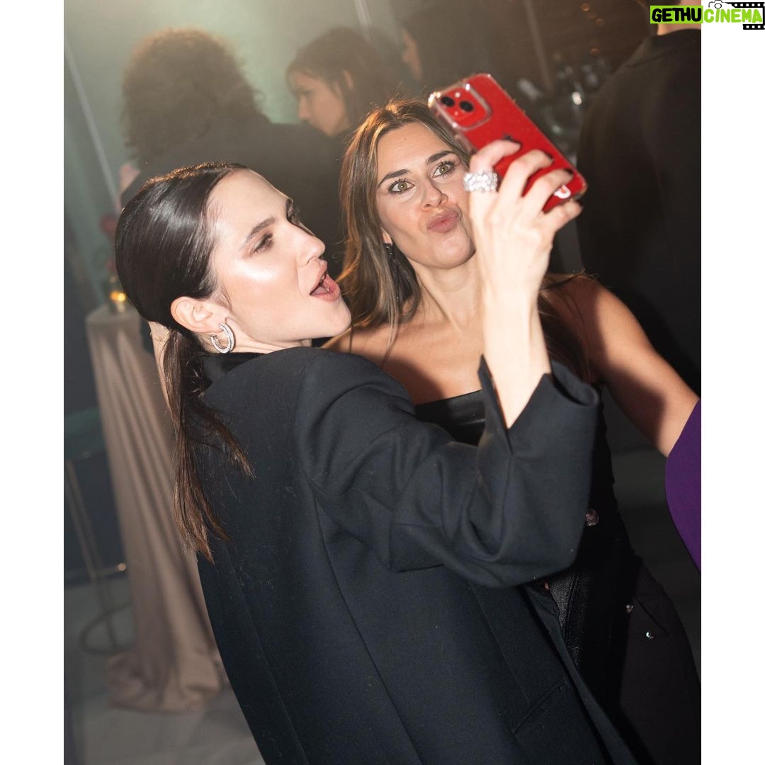 Lodovica Comello Instagram - Un anno che si chiude, nuovi inizi che si aprono β¨ Cin cin a tutti noi! π₯π @newcomgmt @nicvecchiotti @frafacchinetti Hair & makeup: @terryterry82 Styling: @samanta_pardini in total look @sandroparis Milan, Italy