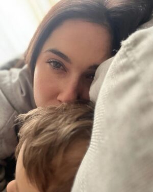 Lodovica Comello Instagram - La maternità è un’altalena che dondola incessantemente fra il volersi ritagliare degli spazi d’autonomia e il morso allo stomaco perché quando finalmente li hai, lui ti manca e ti senti in colpa 🥹