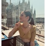 Lodovica Comello Instagram - No non sono pazza, coi jeans sotto il sole in Piazza Duomo a quest’ora. La foto è di maggio (Che comunque fresco non faceva..) 🔥 e quel giorno iniziavano le riprese di un progetto figo figo di cui presto saprete di più e che domani vedrà la sua conclusione sempre qui, a Milano. Ma domani col c*** che mi metto i jeans Duomo di Milano - Milan Cathedral