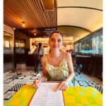 Lodovica Comello Instagram - 1/2- @coche_comedor. Diner messicano sulla strada verso Montauk. Cool e delizioso. Consiglio le pork ribs carnitas da accompagnare con chino latino fried rice. Se piace il cilantro è un biglietto di sola andata per il paradise 🚀 3- Teo a Sag Harbour 4- @hamptonsminigolf con cugini e zii. Se vi scappa il bambino sul prato è un problema serio perché volano palline a raffica a 300 km/h ☠️ 5- berry picking al @sevenpondsfarm. Troppo troppo carino. E in autunno è pieno di 🎃!! 6- Teo in the space 🛸 7- s’mores night con i bimbi. È la cosa più nauseabondamente dolce che io abbia mai provato in vita mia ma i bimbi ovviamente in estasi 🤩 Southampton , New York