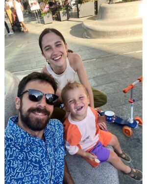 Lodovica Comello Instagram - Buon compleanno amore mio ❤️‍🔥
Ci siamo conosciuti a Buenos Aires undici anni fa. 
Tu ventottenne con le t shirt scazzate che mi facevi sentire Calle 13 e i Bersuit a tutto volume in macchina mentre sfrecciavamo al rìo a berci una cosetta. Oggi ne hai 39, in macchina mi fai sentire il Torero Camomillo mentre portiamo nostro figlio a qualche compleanno di qualche amichetto in giro. 
Ed è tutto giustissimo così ❤️

Te amo, te amamos!

@tomasgoldschmidt 
#39 #aguantetomicarajo #viejo