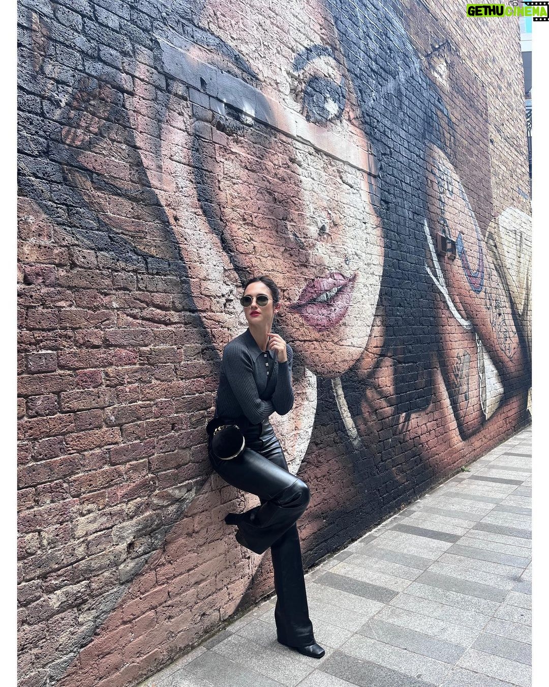 Lodovica Comello Instagram - Get the London look! 🇬🇧 (Tap sulle foto per sapere cosa ho scelto di mettere in valigia nel mio viaggio inglese!) Grazie: @terryterry82 MUA 💋 @samanta_pardini styling✨ London, United Kingdom