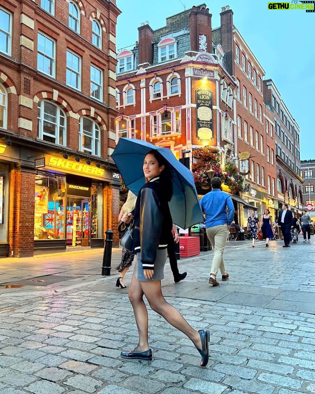 Lodovica Comello Instagram - Get the London look! 🇬🇧 (Tap sulle foto per sapere cosa ho scelto di mettere in valigia nel mio viaggio inglese!) Grazie: @terryterry82 MUA 💋 @samanta_pardini styling✨ London, United Kingdom