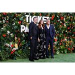 Lodovica Comello Instagram - A ticket to London is the new Ticket to Paradise! 🌿🌸🌺🌴 Con Julia Roberts e George Clooney, in anteprima domenica 2 ottobre e dal 6 ottobre #SoloAlCinema! @universalpicturesita #TicketToParadiseIlFilm #adv London, England