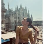 Lodovica Comello Instagram - No non sono pazza, coi jeans sotto il sole in Piazza Duomo a quest’ora. La foto è di maggio (Che comunque fresco non faceva..) 🔥 e quel giorno iniziavano le riprese di un progetto figo figo di cui presto saprete di più e che domani vedrà la sua conclusione sempre qui, a Milano. Ma domani col c*** che mi metto i jeans Duomo di Milano - Milan Cathedral