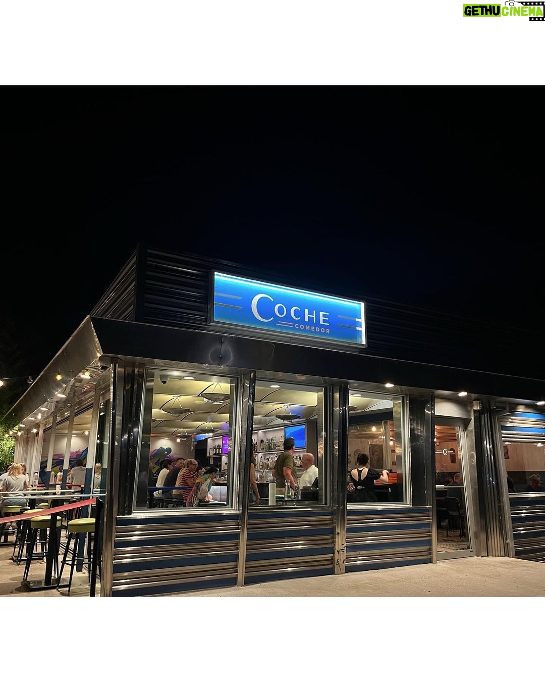 Lodovica Comello Instagram - 1/2- @coche_comedor. Diner messicano sulla strada verso Montauk. Cool e delizioso. Consiglio le pork ribs carnitas da accompagnare con chino latino fried rice. Se piace il cilantro è un biglietto di sola andata per il paradise 🚀 3- Teo a Sag Harbour 4- @hamptonsminigolf con cugini e zii. Se vi scappa il bambino sul prato è un problema serio perché volano palline a raffica a 300 km/h ☠️ 5- berry picking al @sevenpondsfarm. Troppo troppo carino. E in autunno è pieno di 🎃!! 6- Teo in the space 🛸 7- s’mores night con i bimbi. È la cosa più nauseabondamente dolce che io abbia mai provato in vita mia ma i bimbi ovviamente in estasi 🤩 Southampton , New York