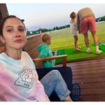 Lodovica Comello Instagram - 1/2- @coche_comedor. Diner messicano sulla strada verso Montauk. Cool e delizioso. Consiglio le pork ribs carnitas da accompagnare con chino latino fried rice. Se piace il cilantro è un biglietto di sola andata per il paradise 🚀 3- Teo a Sag Harbour 4- @hamptonsminigolf con cugini e zii. Se vi scappa il bambino sul prato è un problema serio perché volano palline a raffica a 300 km/h ☠️ 5- berry picking al @sevenpondsfarm. Troppo troppo carino. E in autunno è pieno di 🎃!! 6- Teo in the space 🛸 7- s’mores night con i bimbi. È la cosa più nauseabondamente dolce che io abbia mai provato in vita mia ma i bimbi ovviamente in estasi 🤩 Southampton , New York