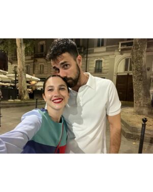 Lodovica Comello Instagram - Buon compleanno amore mio ❤️‍🔥
Ci siamo conosciuti a Buenos Aires undici anni fa. 
Tu ventottenne con le t shirt scazzate che mi facevi sentire Calle 13 e i Bersuit a tutto volume in macchina mentre sfrecciavamo al rìo a berci una cosetta. Oggi ne hai 39, in macchina mi fai sentire il Torero Camomillo mentre portiamo nostro figlio a qualche compleanno di qualche amichetto in giro. 
Ed è tutto giustissimo così ❤️

Te amo, te amamos!

@tomasgoldschmidt 
#39 #aguantetomicarajo #viejo