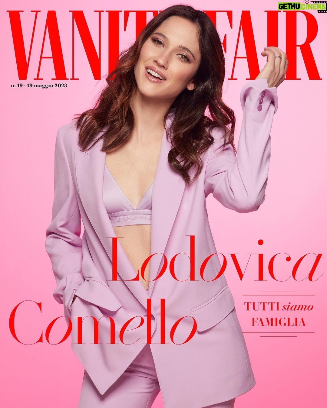 Lodovica Comello Instagram - La famiglia, anzi le famiglie: «Vuol dire fare parte di una comunità, alla cui base c’è affetto, amore e desiderio di prendersi cura l’uno dell’altro. Fine. Il modo in cui i vari individui si sono uniti in un unico nucleo non ci deve interessare. Ci sono le famiglie di sangue, quelle adottive, le monogenitoriali, le famiglie senza figli, quelle con due cani, quelle nate con la surrogata. Vanno bene tutte». «Il sesso: «Sarei una bugiarda se dicessi che nulla è cambiato dopo i figli. Innanzitutto io ho fatto molta difficoltà a ricominciare. Mi aveva traumatizzato la ginecologa alla visita post partum». Lodovica Comello (@lodocomello) parla della vita dopo l'arrivo di un figlio e di nuove prese di posizioni. È lei la protagonista della cover digitale di questa settimana. Intervista di @ninaverdelli Foto di @cosimobuccolieri Stylist: @samanta_pardini Hair & Make-up: @terryterry82 Abiti, @marella_official . #VFdigitalcover