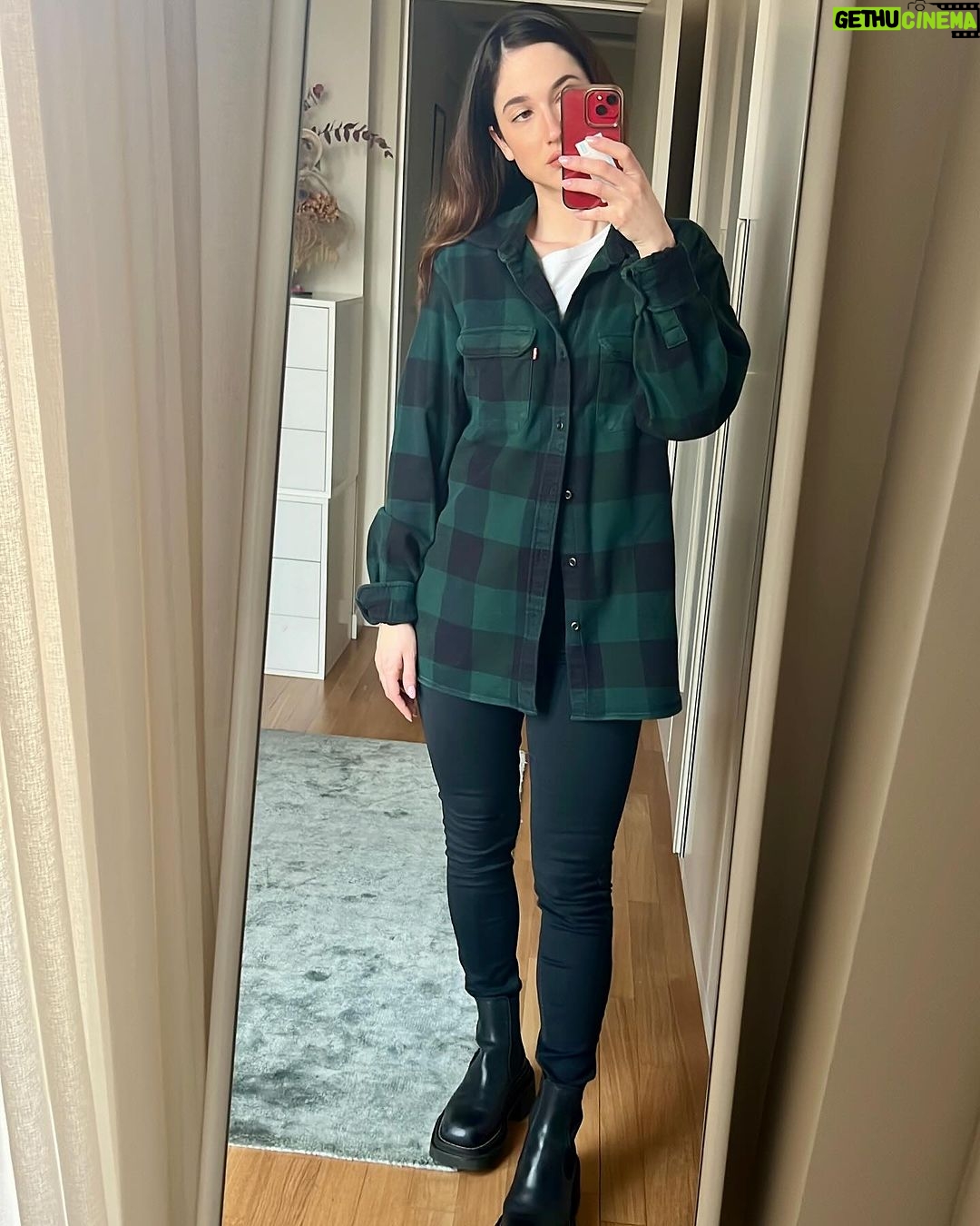 Lodovica Comello Instagram - Random dagli ultimi giorni: - cactuscaz*etti di @offfimilano - le camicie da uomo mi piacciono - Mario e Luigi @laguidoemme - ONAIR - petit-dejeuner de champions @iledoucemilano - il pilota dell’aereo nell’aeroporto con le valigie