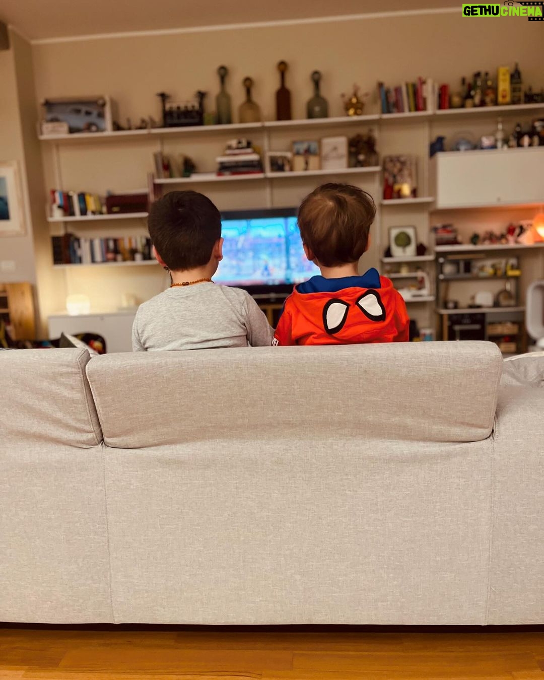 Lodovica Comello Instagram - Random dagli ultimi giorni: - cactuscaz*etti di @offfimilano - le camicie da uomo mi piacciono - Mario e Luigi @laguidoemme - ONAIR - petit-dejeuner de champions @iledoucemilano - il pilota dell’aereo nell’aeroporto con le valigie