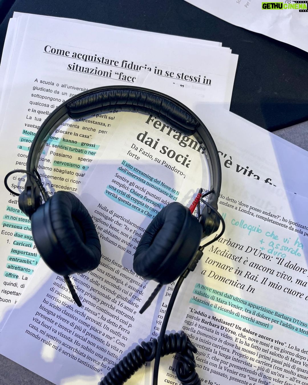 Lodovica Comello Instagram - Random dagli ultimi giorni: - cactuscaz*etti di @offfimilano - le camicie da uomo mi piacciono - Mario e Luigi @laguidoemme - ONAIR - petit-dejeuner de champions @iledoucemilano - il pilota dell’aereo nell’aeroporto con le valigie