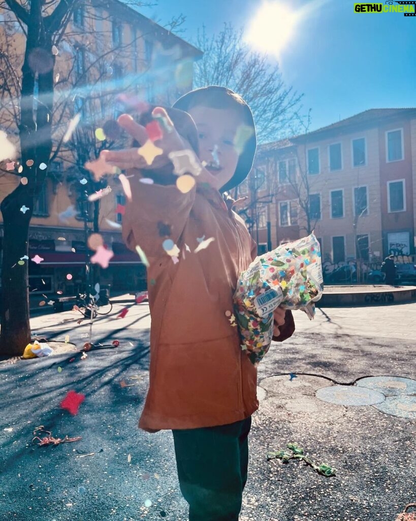 Lodovica Comello Instagram - È il periodo dell’anno in cui trovi coriandoli in anfratti del corpo che non sapevi di avere 🤹🏻‍♀️ Isola District of Milan