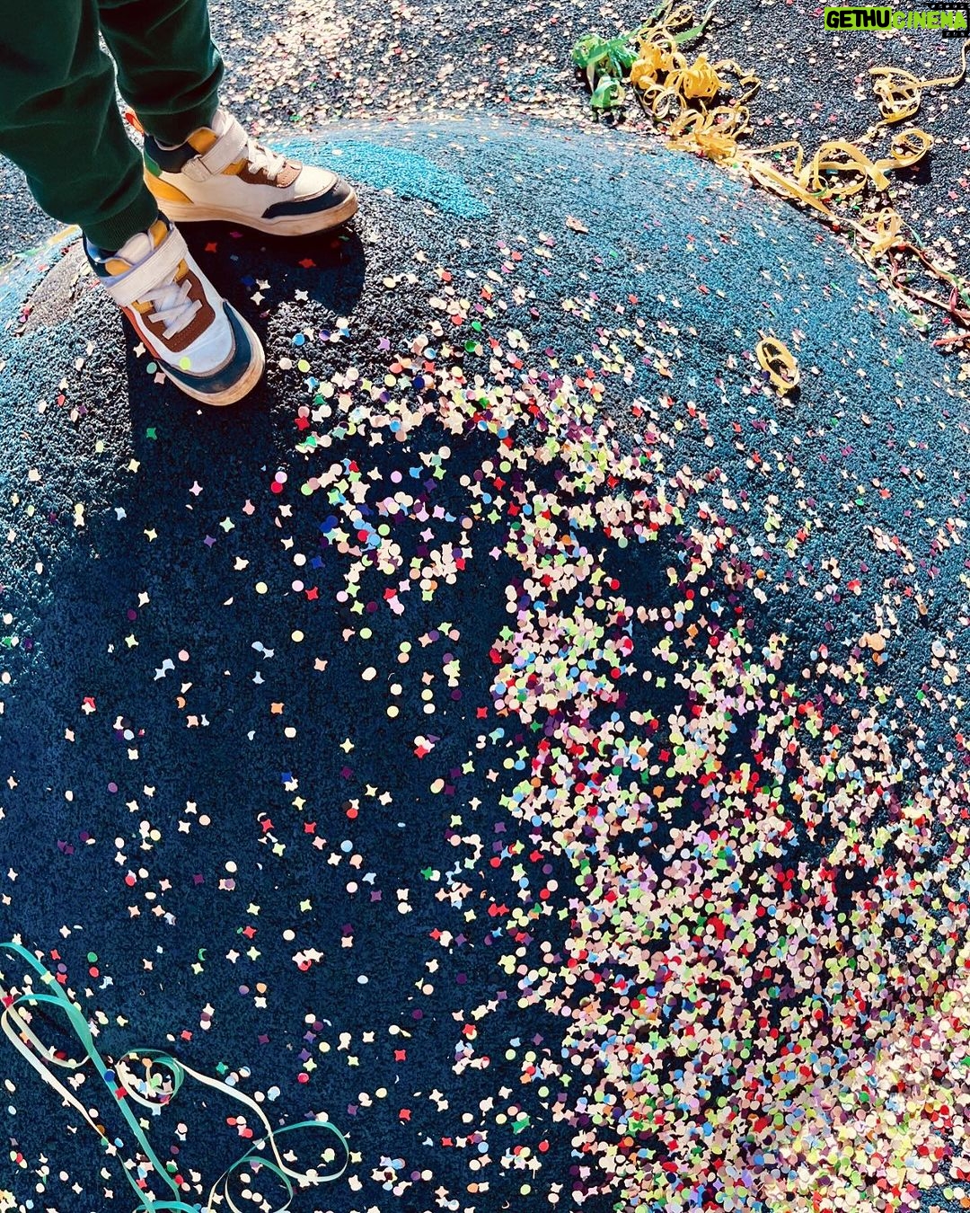 Lodovica Comello Instagram - È il periodo dell’anno in cui trovi coriandoli in anfratti del corpo che non sapevi di avere 🤹🏻♀️ Isola District of Milan