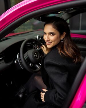 Lodovica Comello Instagram - Facciamo che la noia la lasciamo per la prossima vita 😉🔥💞
#Maserati sa come trasformare l’ordinario in straordinario, portando la magia di Barbie su 4 ruote.
#MaseratiGrecale #EverydayExceptional @maserati_italia #Adv