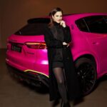 Lodovica Comello Instagram - Facciamo che la noia la lasciamo per la prossima vita 😉🔥💞 #Maserati sa come trasformare l’ordinario in straordinario, portando la magia di Barbie su 4 ruote. #MaseratiGrecale #EverydayExceptional @maserati_italia #Adv Milan, Italy
