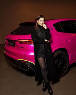Lodovica Comello Instagram - Facciamo che la noia la lasciamo per la prossima vita 😉🔥💞
#Maserati sa come trasformare l’ordinario in straordinario, portando la magia di Barbie su 4 ruote.
#MaseratiGrecale #EverydayExceptional @maserati_italia #Adv