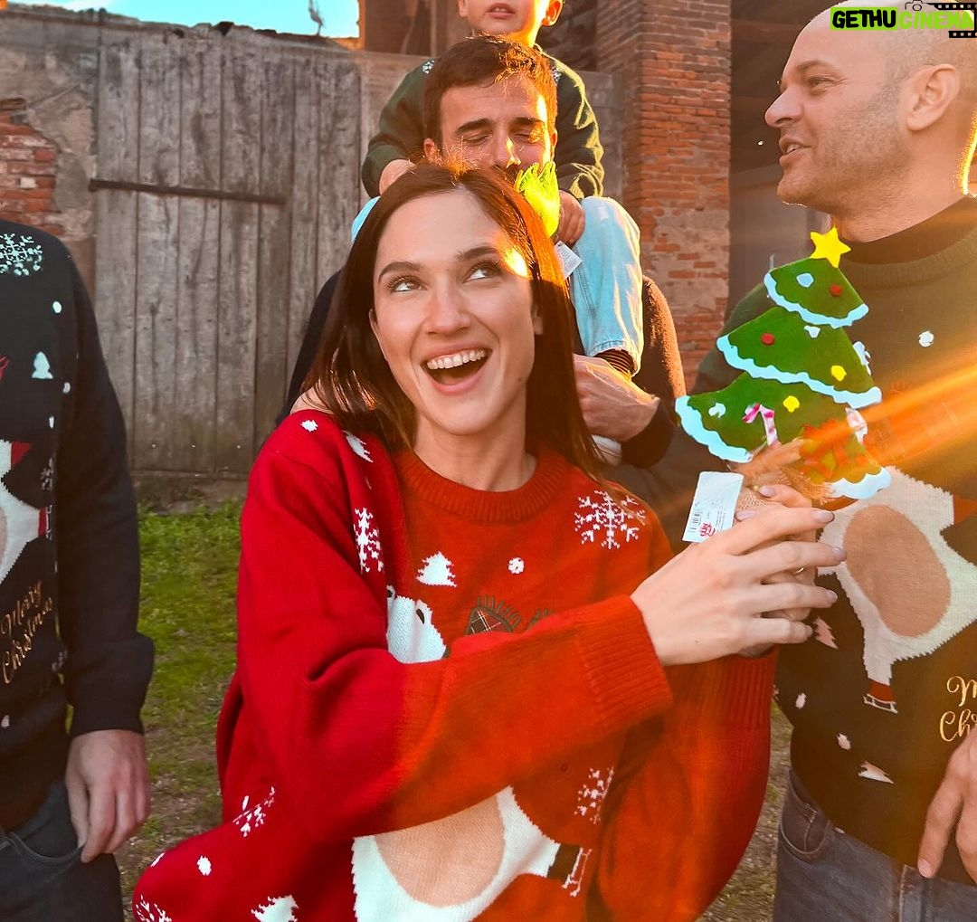 Lodovica Comello Instagram - L’International Jumper Day acquista un significato più speciale se puoi condividerlo con i tuoi amici indossando il Christmas Jumper di OVS per Save The Children ❤️ Quanti come noi oggi?? #ChristmasJumperDay #adv @ovspeople @savethechildrenitalia