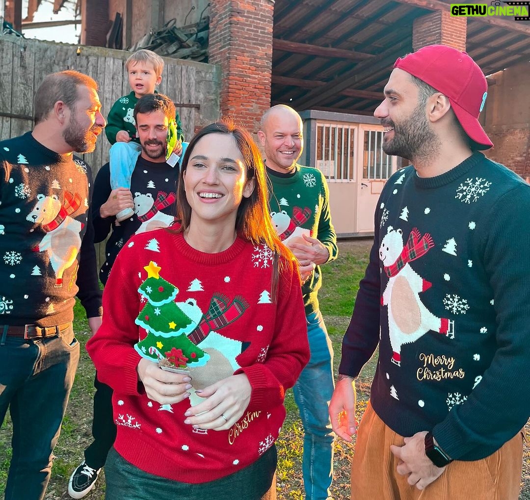 Lodovica Comello Instagram - L’International Jumper Day acquista un significato più speciale se puoi condividerlo con i tuoi amici indossando il Christmas Jumper di OVS per Save The Children ❤️ Quanti come noi oggi?? #ChristmasJumperDay #adv @ovspeople @savethechildrenitalia