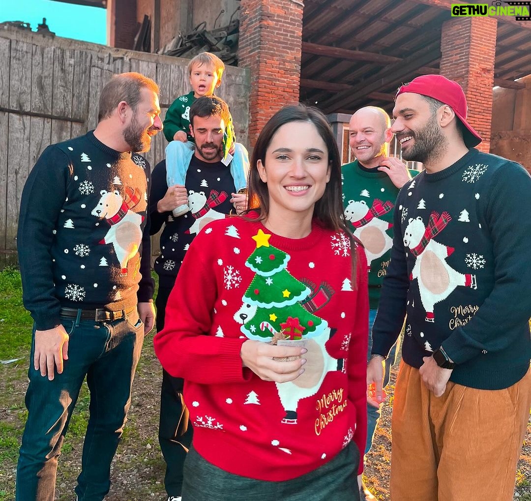Lodovica Comello Instagram - L’International Jumper Day acquista un significato più speciale se puoi condividerlo con i tuoi amici indossando il Christmas Jumper di OVS per Save The Children ❤️ Quanti come noi oggi?? #ChristmasJumperDay #adv @ovspeople @savethechildrenitalia