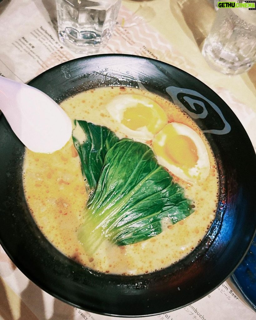 Loisa Andalio Instagram - because comfort food is always souperior. 🤝🏻 Ito request ko sakanya ngayon vday! yaaay thank you beh! Happy 8th valentine’s together 🥰 Ramen date with fam 💜🍜 happy hearts day!