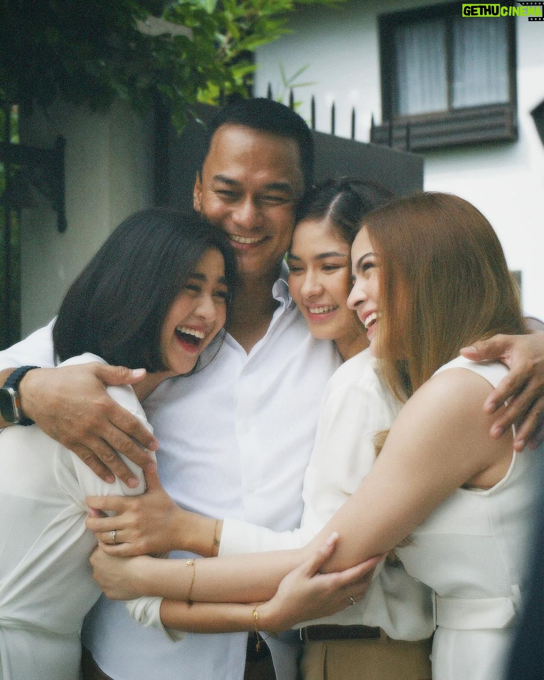 Loisa Andalio Instagram - Paraiso Family 😭🤍 signing off… MARAMING SALAMAT!!!!!!! #PPPAngHulingLaro #PiraPirasongParaiso @dreamscapeph @tv5manila @abscbn @iwanttfc
