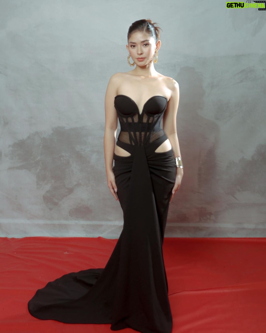 Loisa Andalio Instagram - L O I S A | #ABSCBNBall2023 Photo: @migotilyomanila Set: @rocketsets Make up: @rbchanco Hair: @angeljamelarin_hair Gown: @bonitapenaranda @justbonita8 Clutch: @ladybag_mnl Styling Associate: @ces.toxx @ryebreadismyname Thank you @iamandalioloisa @starmagicphils #styledbyIcaVillanueva