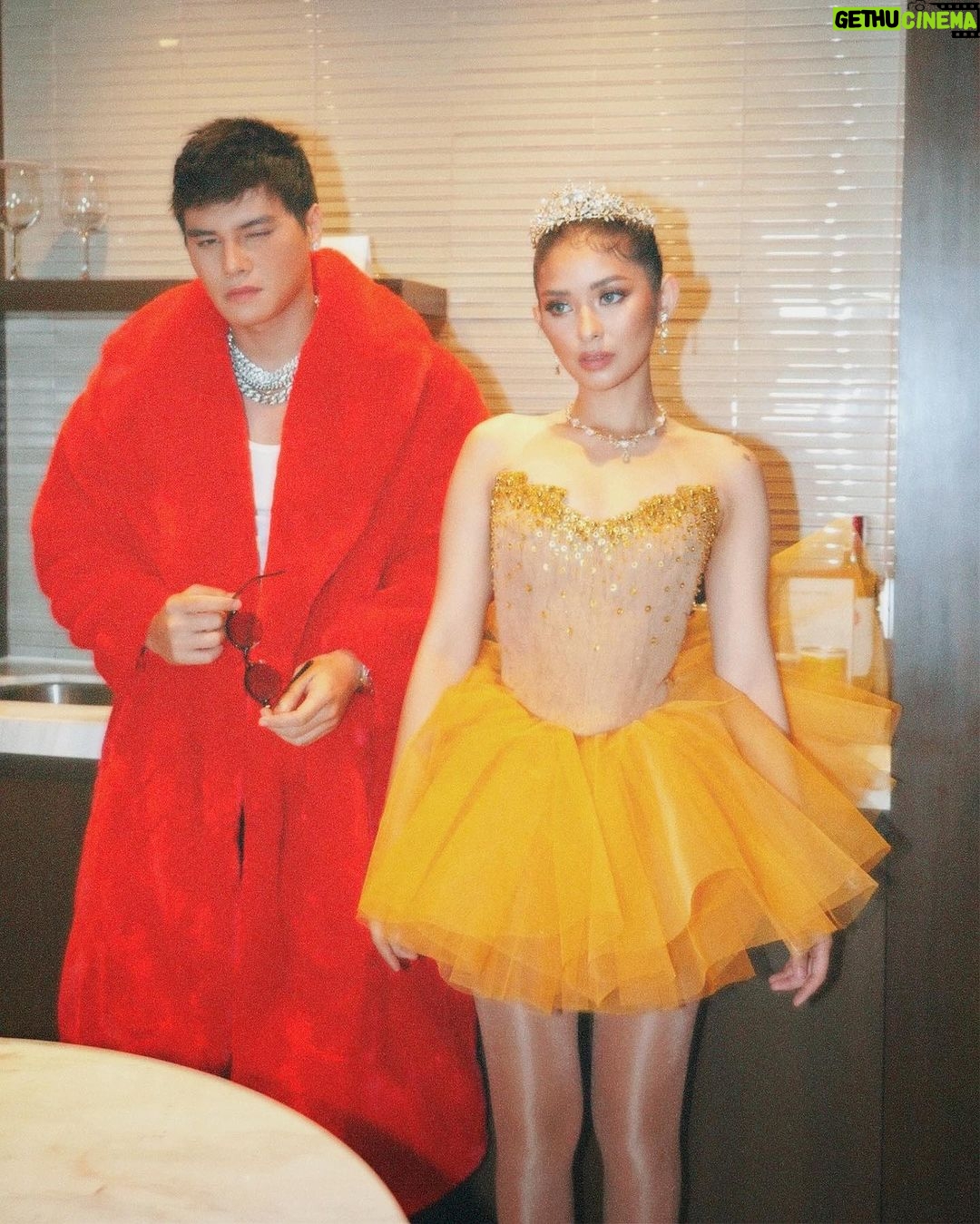 Loisa Andalio Instagram - Perfect match in red and gold 👑💋 @rbchanco @angeljamelarin_hair @icavillanueva @aaronmangsat