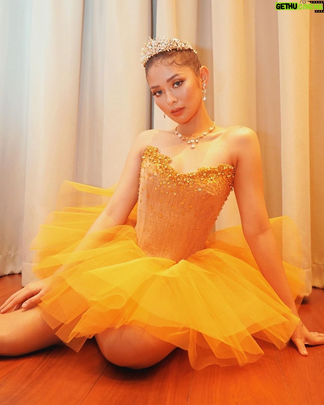 Loisa Andalio Instagram - when in doubt wear gold ✨🩰 #StarMagicalChristmas2023