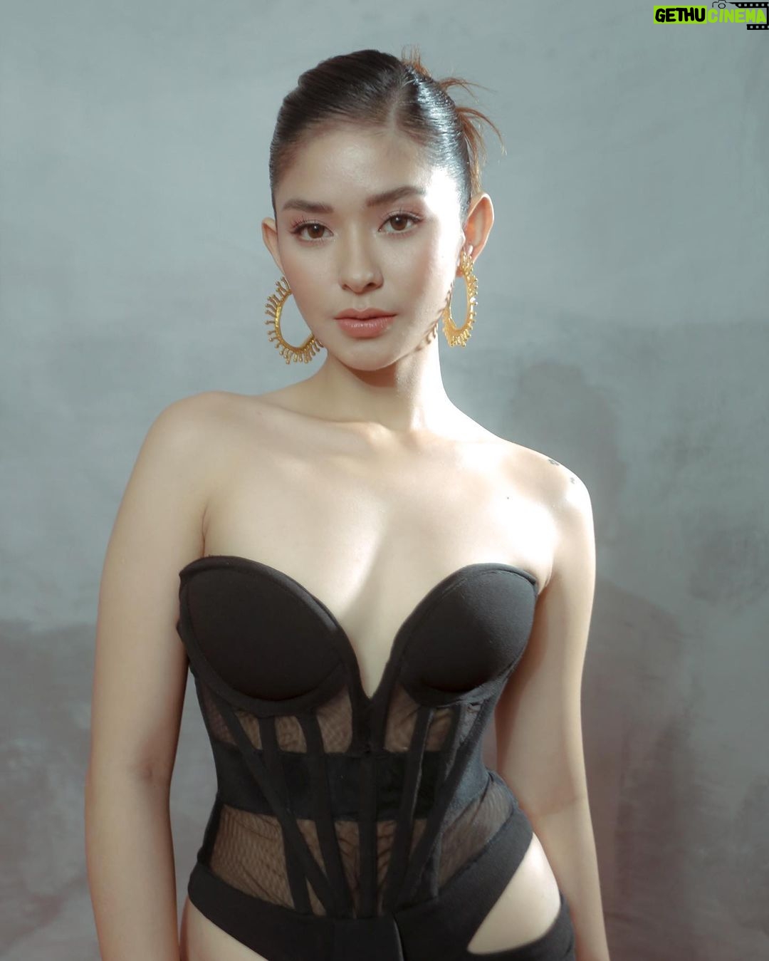 Loisa Andalio Instagram - L O I S A | #ABSCBNBall2023 Photo: @migotilyomanila Set: @rocketsets Make up: @rbchanco Hair: @angeljamelarin_hair Gown: @bonitapenaranda @justbonita8 Clutch: @ladybag_mnl Styling Associate: @ces.toxx @ryebreadismyname Thank you @iamandalioloisa @starmagicphils #styledbyIcaVillanueva