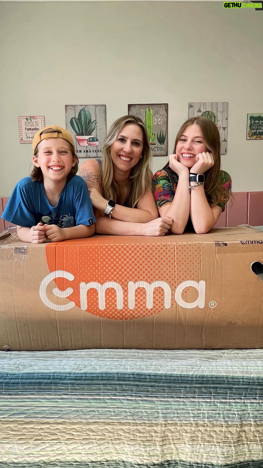 Lorena Queiroz Instagram - A briga pra ver quem vai dormir na cama maior acabou!!!! A gente resolveu tudo isso com uma cama novinha da @emmacolchoes .Eu escolhi o colchão Premium Hybrid que é muito confortável, tem 10 anos de Garantia e 100 noites de teste. Eu já dormi na minha cama nova e está super aprovada!!!