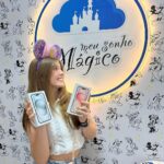 Lorena Queiroz Instagram - Quer VIAJAR pra DISNEY e ganhar 3 IPHONES 15 por menos de 1,00 Real? Comenta NATAL nesse post que te mando informações no direct Começou a AÇÃO DE NATAL da @meu.sonho.magico onde você pode ganhar 1 viagem para DISNEY ORLANDO ou LONDRES & PARIS em um dos nossos grupos guiados, à sua escolha, mais o passaporte e 600 Dólares para gastar na viagem. Para participar você precisa adquirir um bilhete da AÇÃO DISNEY 099 por 0,99 centavos e o resultado será pela LOTERIA FEDERAL no dia 30/12/23 Todos os detalhes em nossos STORIES durante todo o período da Ação. Fica ligado nos stories pois teremos 3 IPHONES 15 + 2 PIX 1.000,00 Reais EXTRAS LINK para participar disponível na BIO Informações nos DESTAQUES NATAL 0,99 Comenta nesse post a palavra NATAL que te enviamos o link no direct Essa é a sua grande OPORTUNIDADE de realizar o seu grande SONHO de conhecer a DISNEY Vem com a gente!!! #meusonhomagico #lorenaqueiroz #partiudisneymsm #viagemdisney Meu Sonho Mágico