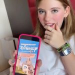 Lorena Queiroz Instagram - VIAGEM DISNEY por menos de 1,00 REAL E se eu te falar que é POSSÍVEL?!!! Começou a AÇÃO DE NATAL da Meu Sonho Mágico onde você pode ganhar 1 viagem para DISNEY ORLANDO ou LONDRES & PARIS em um dos nossos grupos guiados, à sua escolha, mais o passaporte e 600 Dólares para gastar na viagem. Para participar você precisa adquirir um bilhete da AÇÃO DISNEY 099 por 0,99 centavos e o resultado será pela LOTERIA FEDERAL no dia 30/12/23 Todos os detalhes em nossos STORIES durante todo o período da Ação. Fica ligado nos stories pois teremos 2 IPHONES 15 + 2 PIX 1.000,00 Reais EXTRAS LINK para participar disponível na BIO Comenta nesse post a palavra NATAL que te enviamos o link no direct Essa é a sua grande OPORTUNIDADE de realizar o seu grande SONHO de conhecer a DISNEY Vem com a gente!!! #meusonhomagico #lorenaqueiroz #partiudisneymsm #viagemdisney