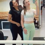 Lorena Queiroz Instagram - Quem mais curte uma conversa durante o treino?!