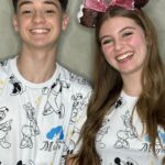 Lorena Queiroz Instagram - A @meu.sonho.magico tem pacotes de saídas para a Disney o ano todo!!!!! E você ainda pode curtir sua viagem dos sonhos com um artista que você é fã! Em JANEIRO é a nossa vez de viver momentos inesquecíveis com vocês! Mas corre que hoje é o último dia pra entrar no nosso grupo guiado. Ele é pra família toda, mas também é pra você que tem entre 13 e 17 anos viajar sozinho com toda a supervisão da #meusonhomagico Bora viajar com a gente? 🫶🏻🎈 #theomedon #lorenaqueiroz #vamospradisney